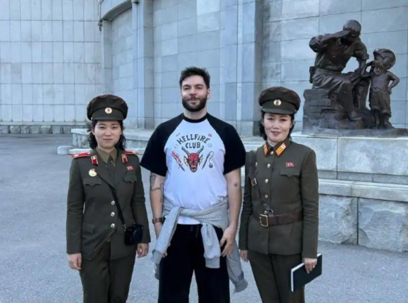 Un turista ruso en Corea del Norte acompañados por dos mujeres militares