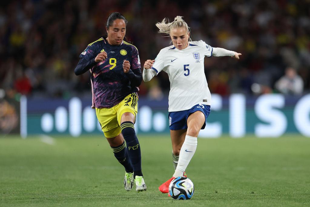 Maura Ramirez disputa un balon con una jugadora inglesa..