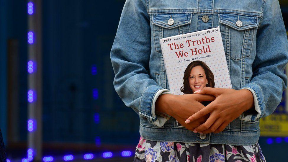 Una persona sostiene el libro The Truths We Hold, de Kamala Harris