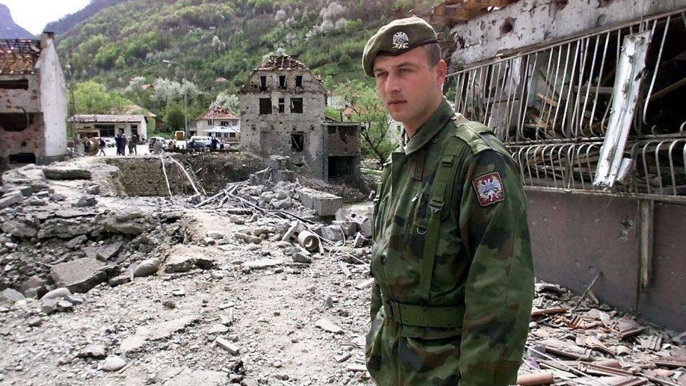 Un soldado del ejército yugoslavo (JA) protege el puente en Murino, a 130 km de Podgorica, el 2 de mayo de 1999.