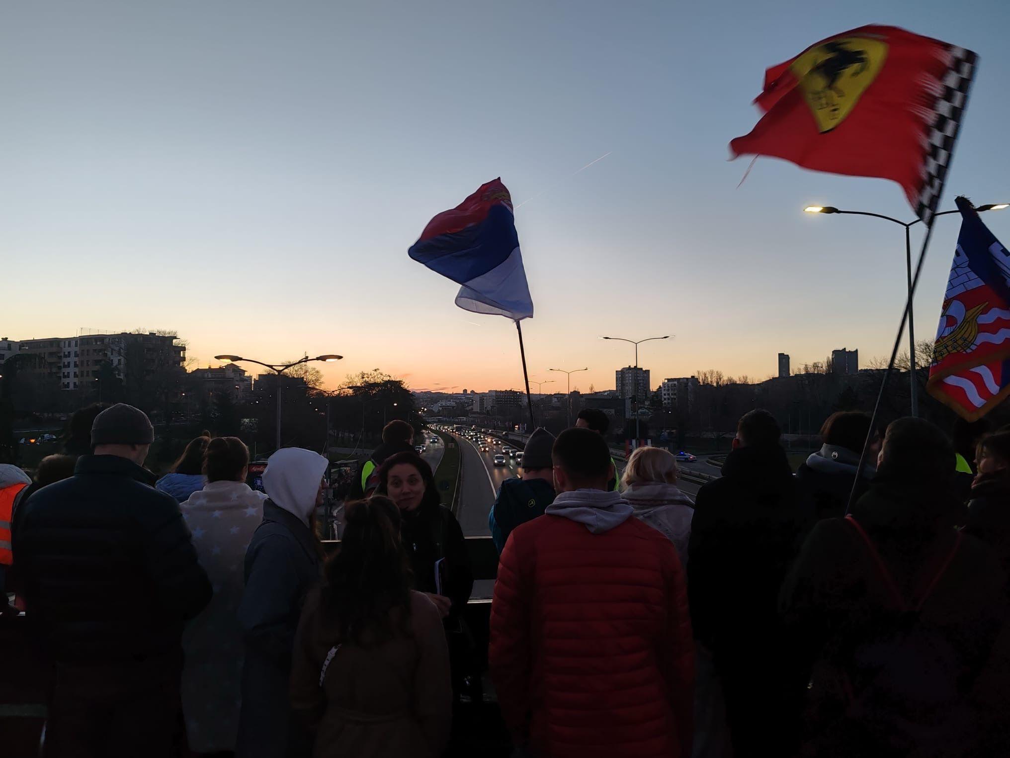 Jutro na Autokomandi studenti stoje i čekaju izlazak sunca