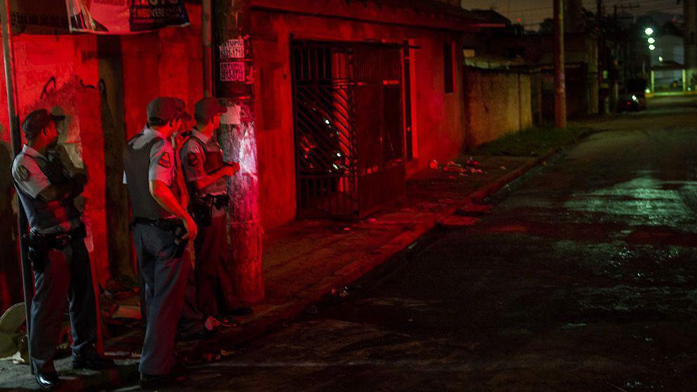 Policiais em rua escura de São Paulo