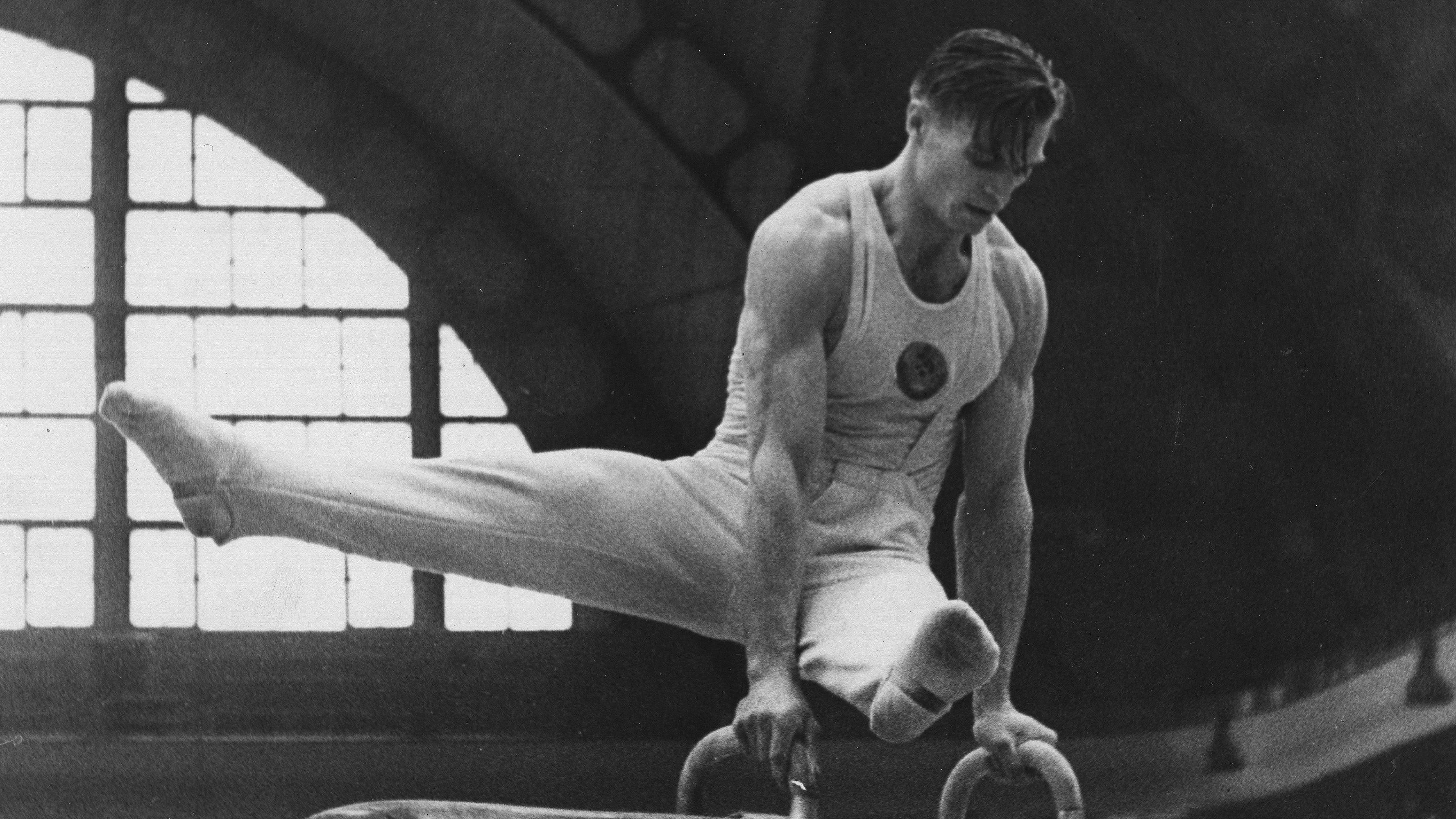 El gimnasta soviético Boris Shakhlin