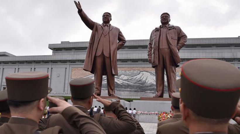 Soldados norcoreanos saludando a las estatuas de los dos primeros líderes del país
