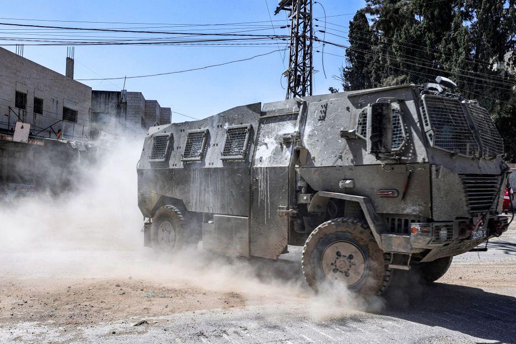 آلية عسكرية للجيش الإسرائيلي على مدخل مخيم طولكرم للاجئين الفلسطينيين خلال اقتحام مستمر للمخيم شمال الضفة الغربية المحتلة بتاريخ 12 سبتمبر/أيلول 2024.