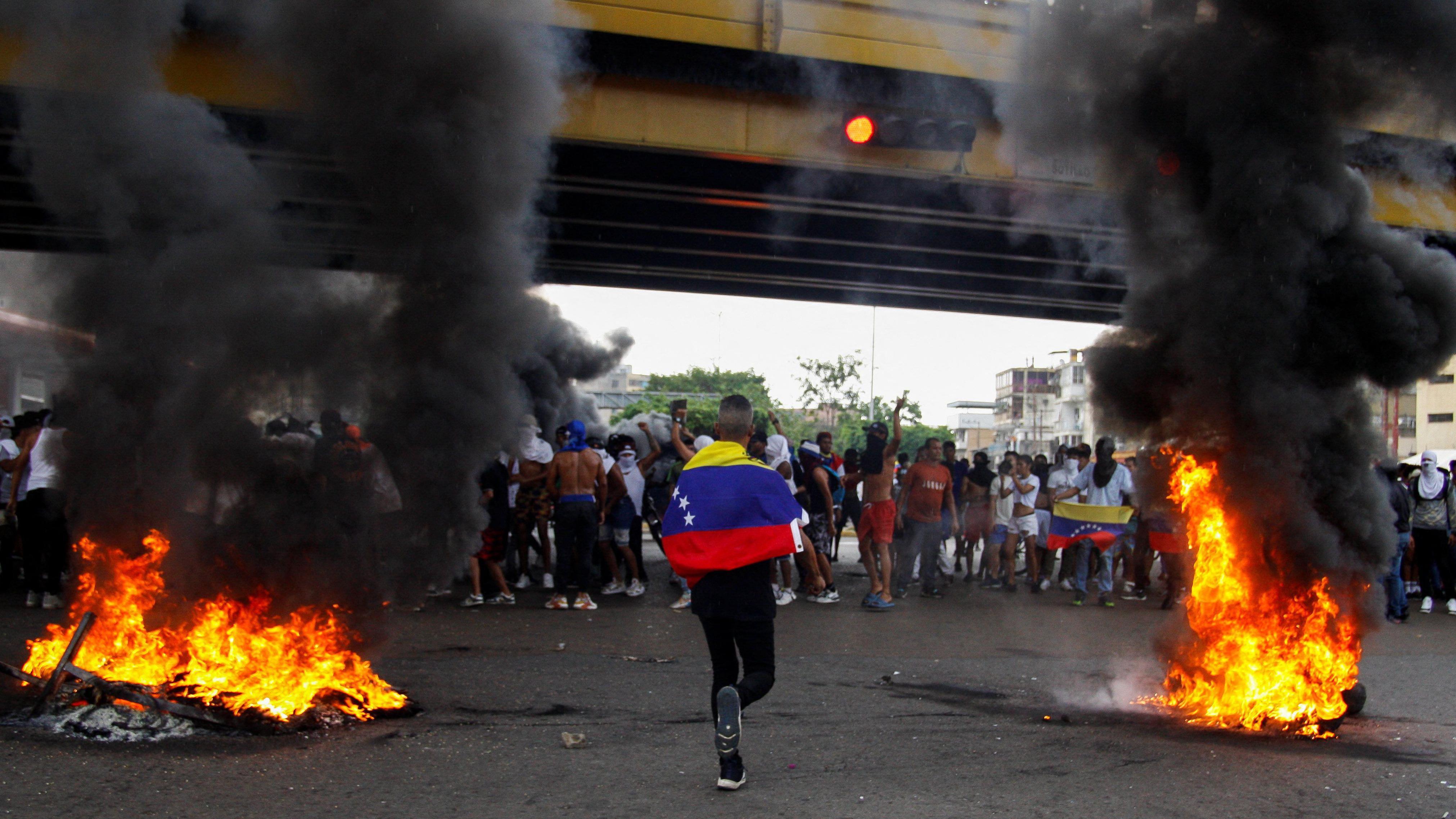 manifestantes prende fuego en las calles