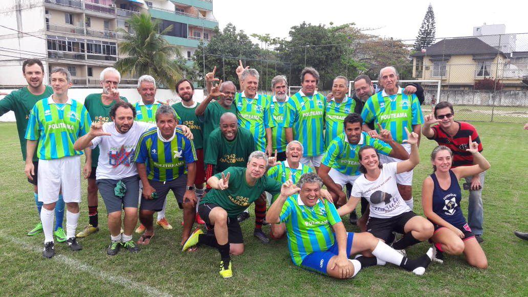 Time do Politheama posa para foto depois de amistoso no Recreio dos Bandeirantes