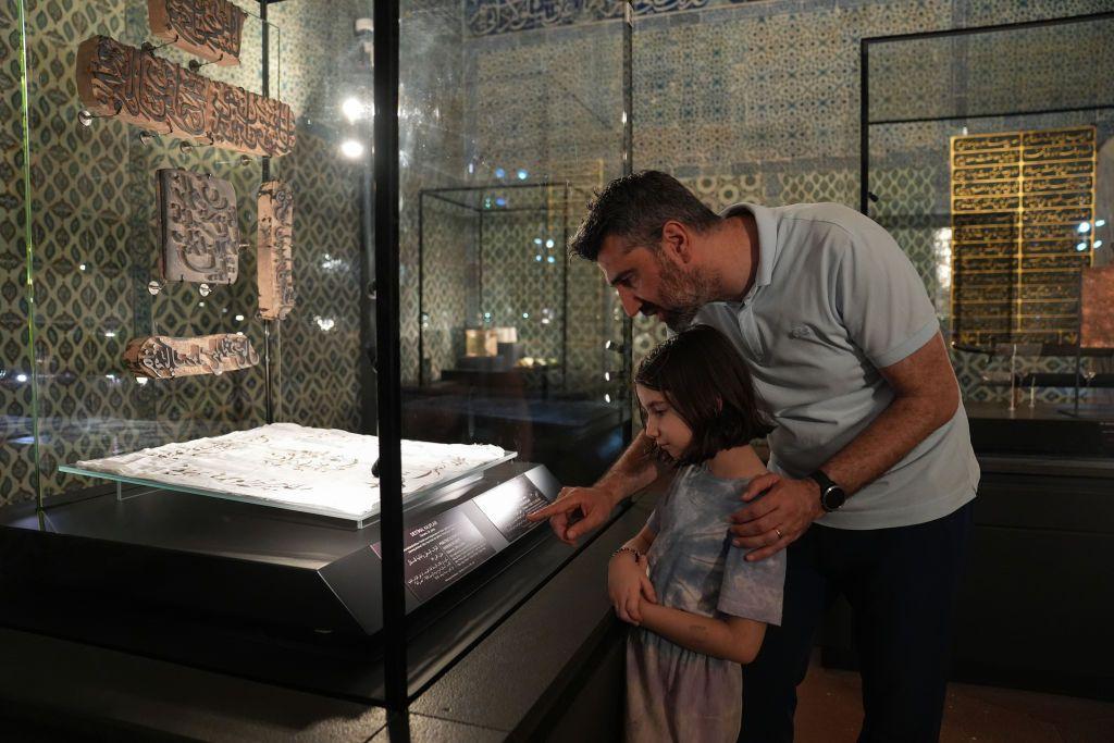 Pai e filha visitando o museu do Palácio Topkapi, em Istambul