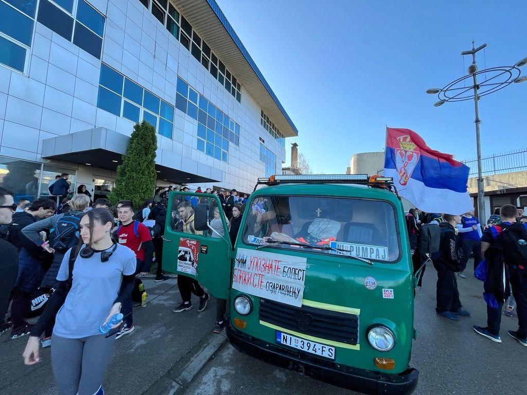 Studenti hodači ispred hale u Smederevu i kamion zelene boje 