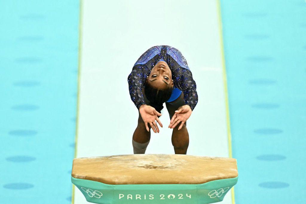Simone Biles en la prueba de salto de potro