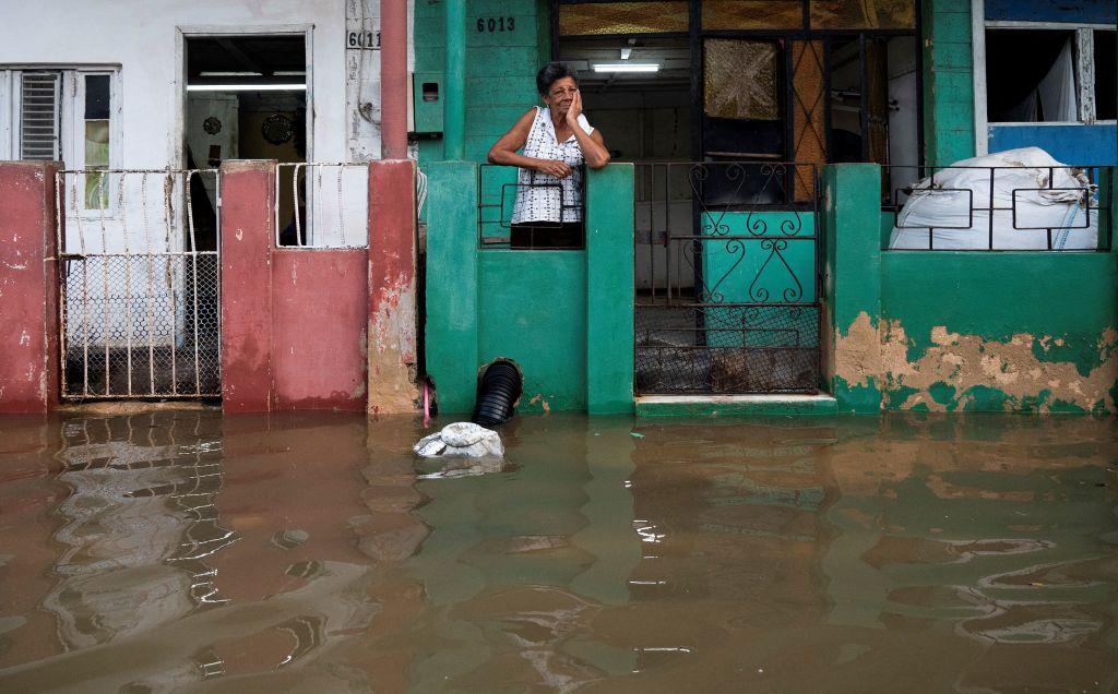 Una mujer frente a su casa en una zona inundada de Batabano, provincia de Mayabeque, Cuba.