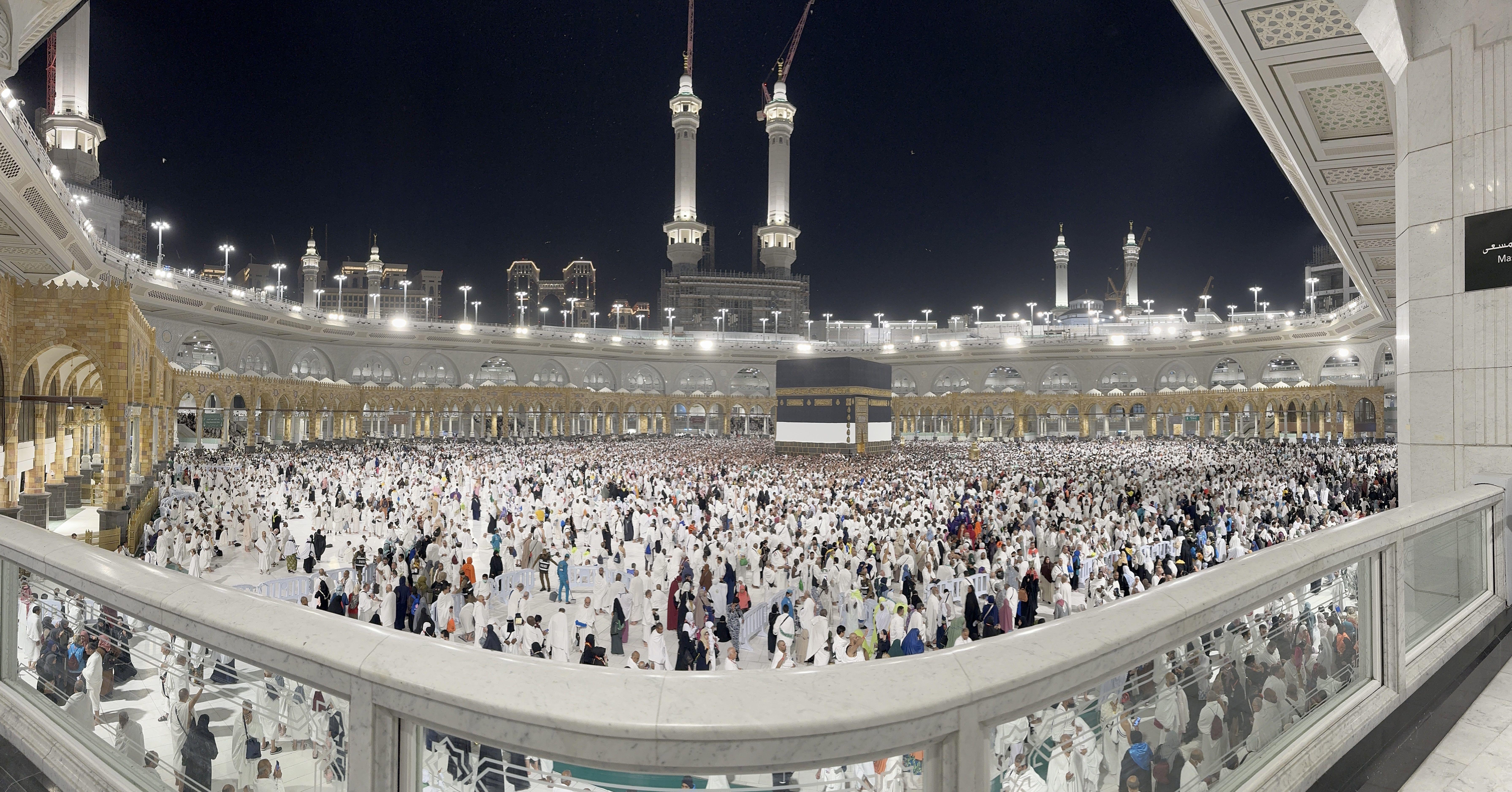 Umat Muslim dari seluruh dunia beribadah, membaca Al-Qur'an, dan mengelilingi Ka'bah untuk menunaikan ibadah haji di Mekah.