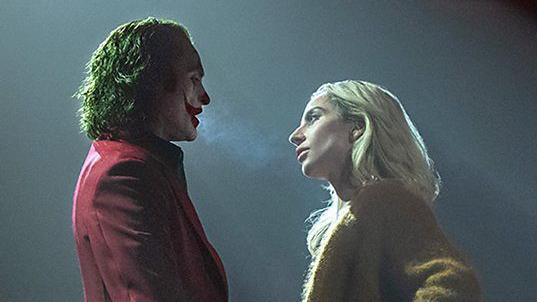 Escena de la película Joker: Folie à Deux en la que aparecen Joaquin Phoenix y Lady Gaga 