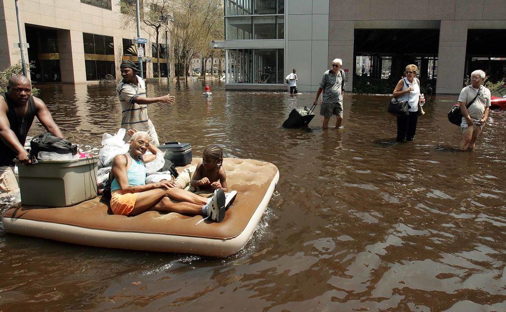 Pessoas deixam o estádio Superdome na esperança de sair da cidade após a passagem do furacão Katrina, em 31 de agosto de 2005 em Nova Orleans