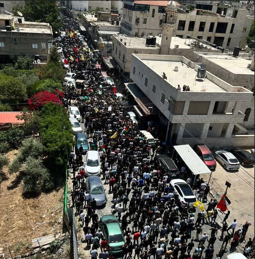 آلاف الفلسطينيين في جنازة القتلى الذين سقطوا في العملية الإسرائيلية