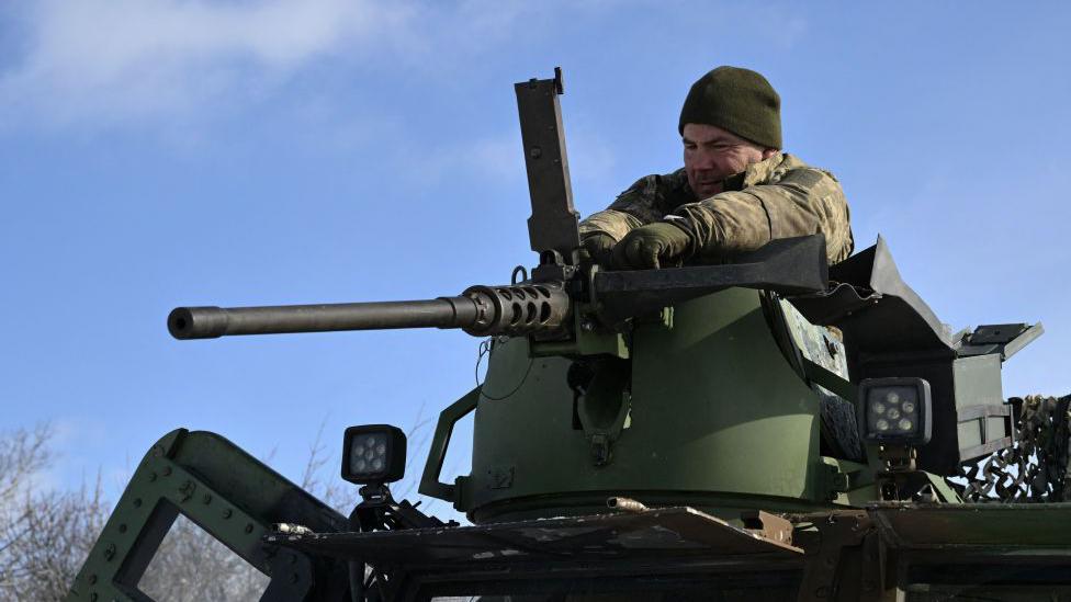 Soldado ucraniano en un tanque