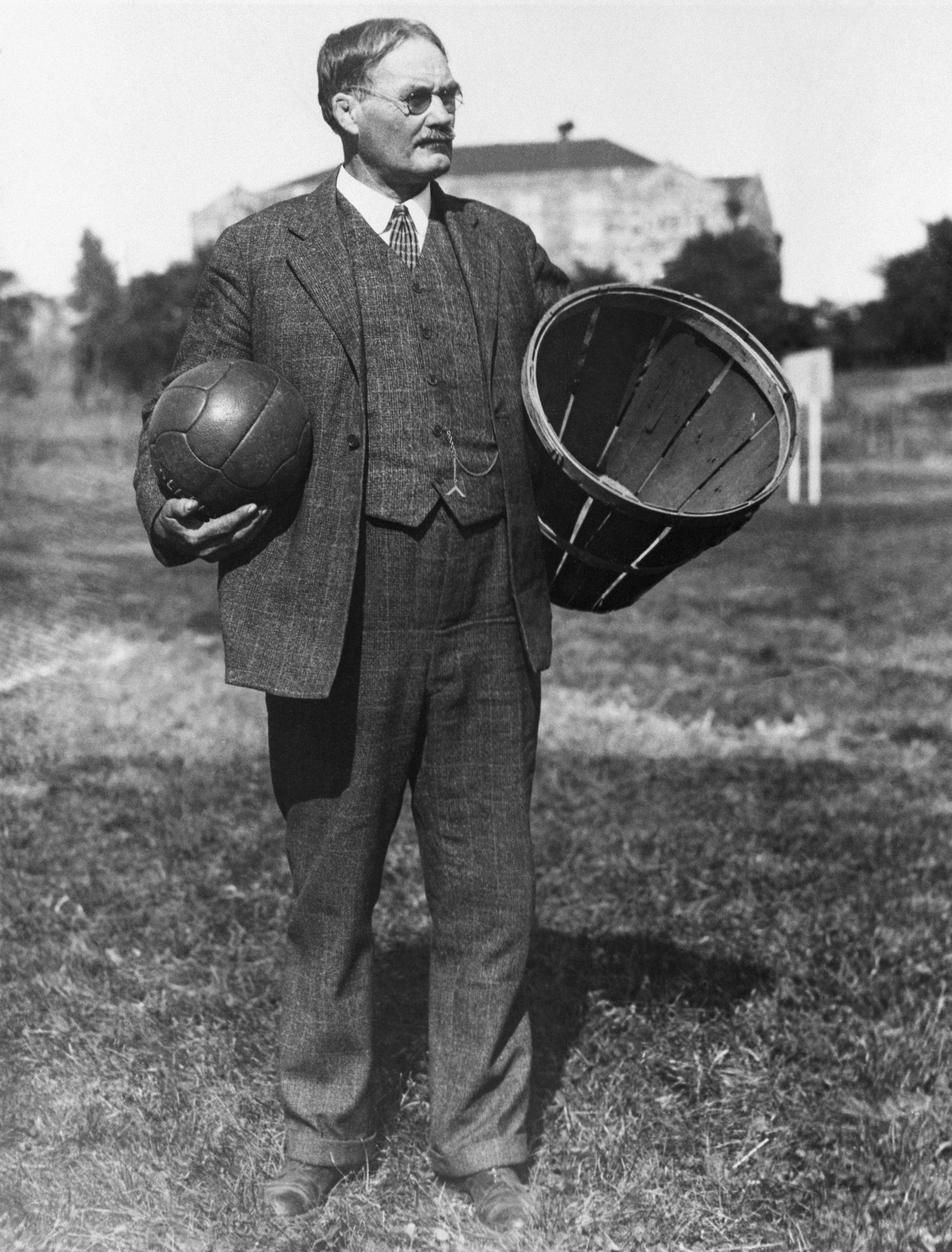 James Naismith, o inventor do basquete, em foto dos anos 1930, de autor desconhecido