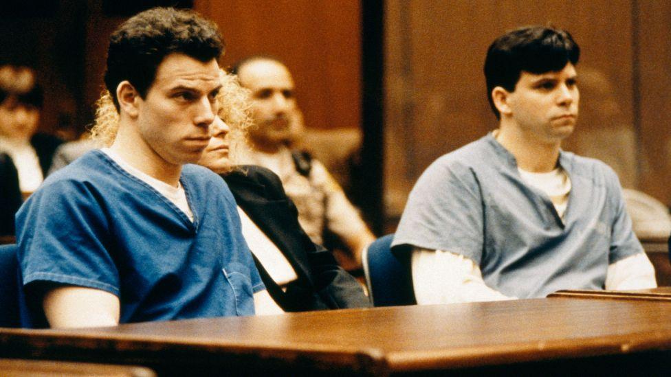 Juicio de los hermanos Menéndez en Los Ángeles - De izquierda a derecha: Erik Menéndez con su abogada Leslie Abramson y su hermano Lyle Menéndez. Los Ángeles, 9 de marzo de 1994.