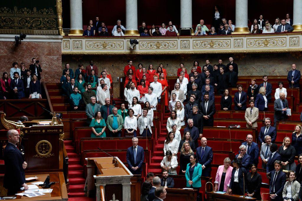 العلم الفلسطيني يُحرّك السجال حول إيتيكيت اللباس في البرلمان الفرنسي