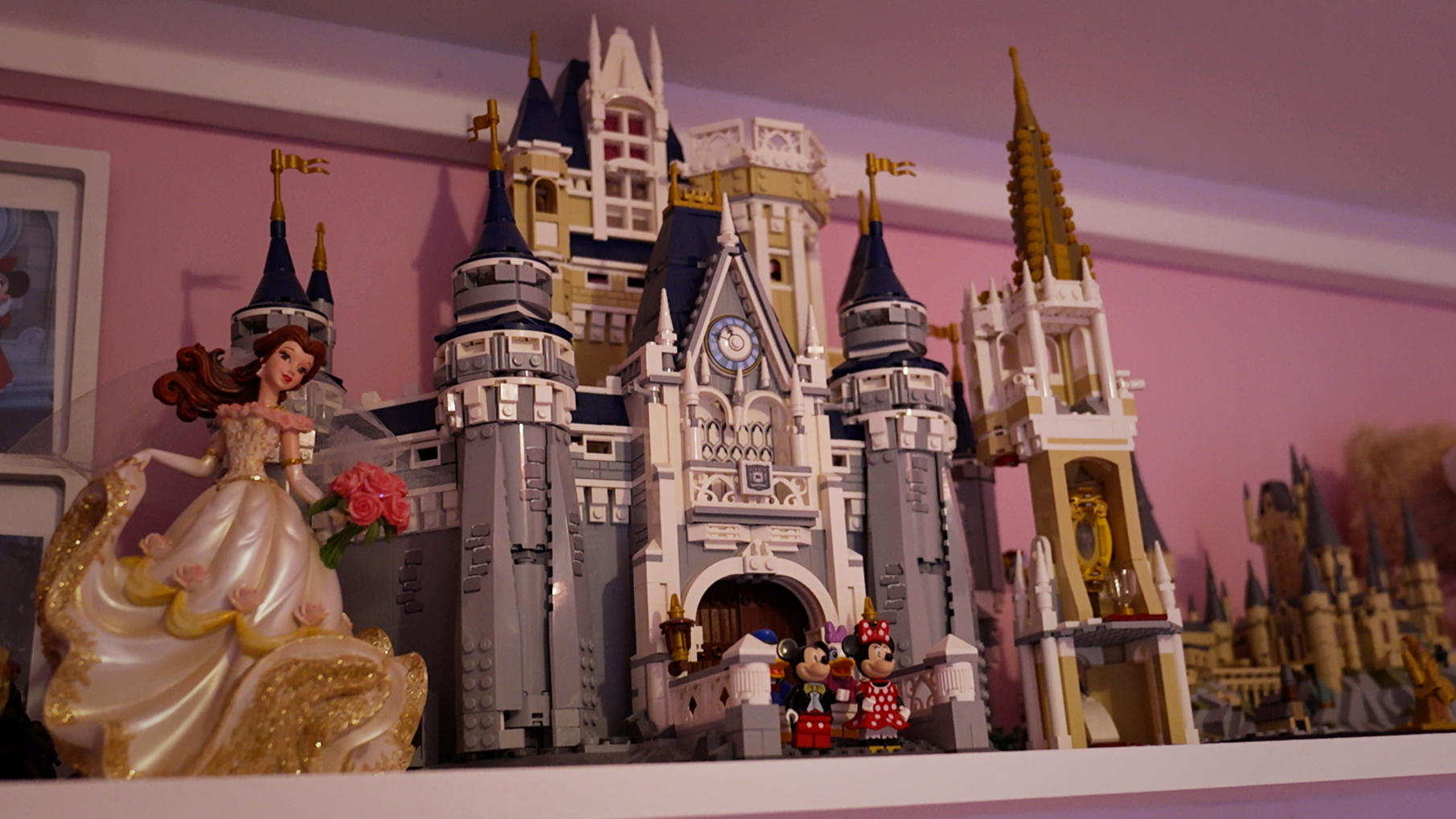 Um castelo feito de Lego e uma princesa da Disney