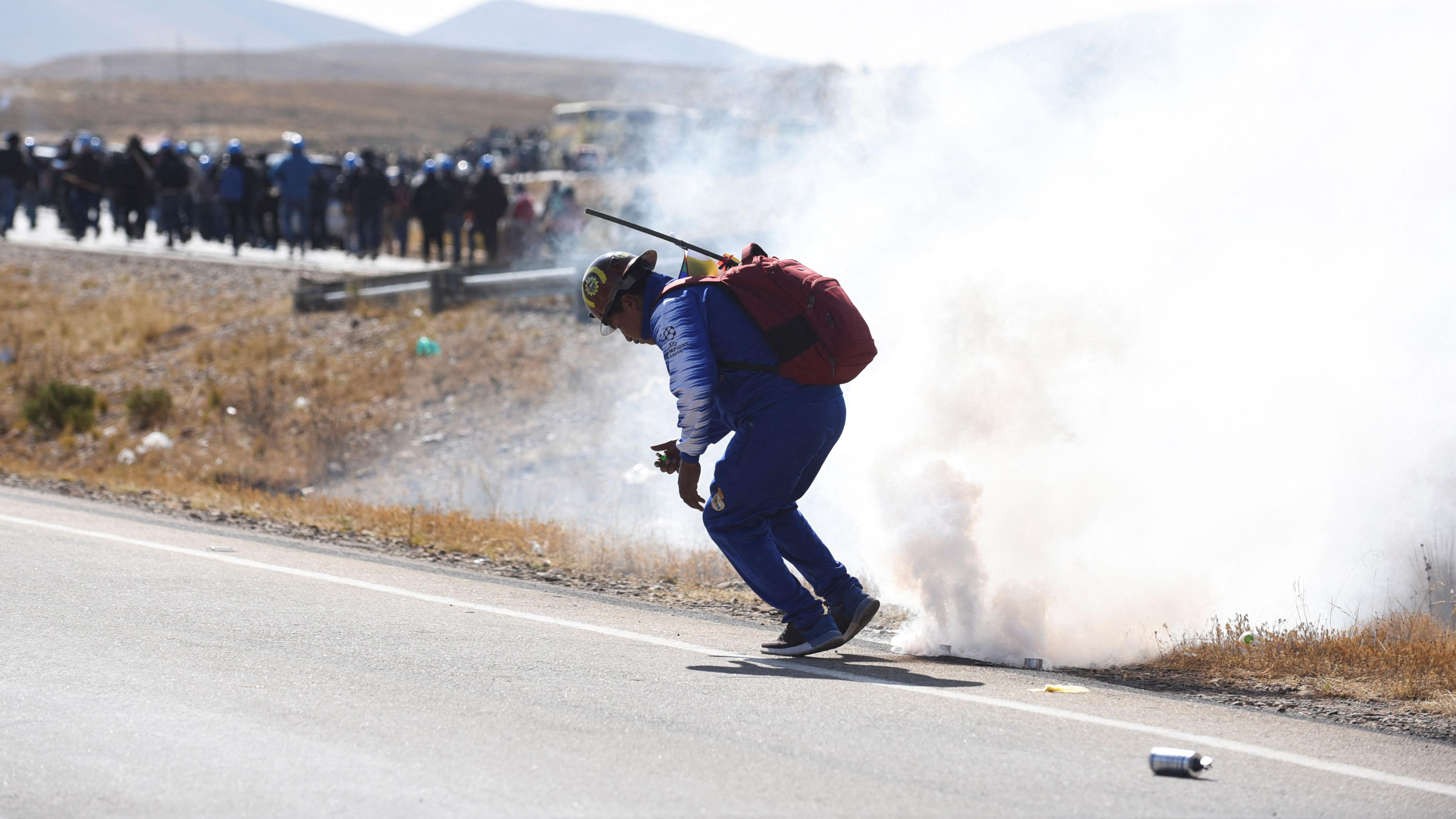 Partidarios de Evo Morales se enfrenta a seguidores del presidente  Luis Arce en la carretera entre Oruro y La Paz, municipio de Vila Vila, Bolivia, 17 de septiembre de 2024.
