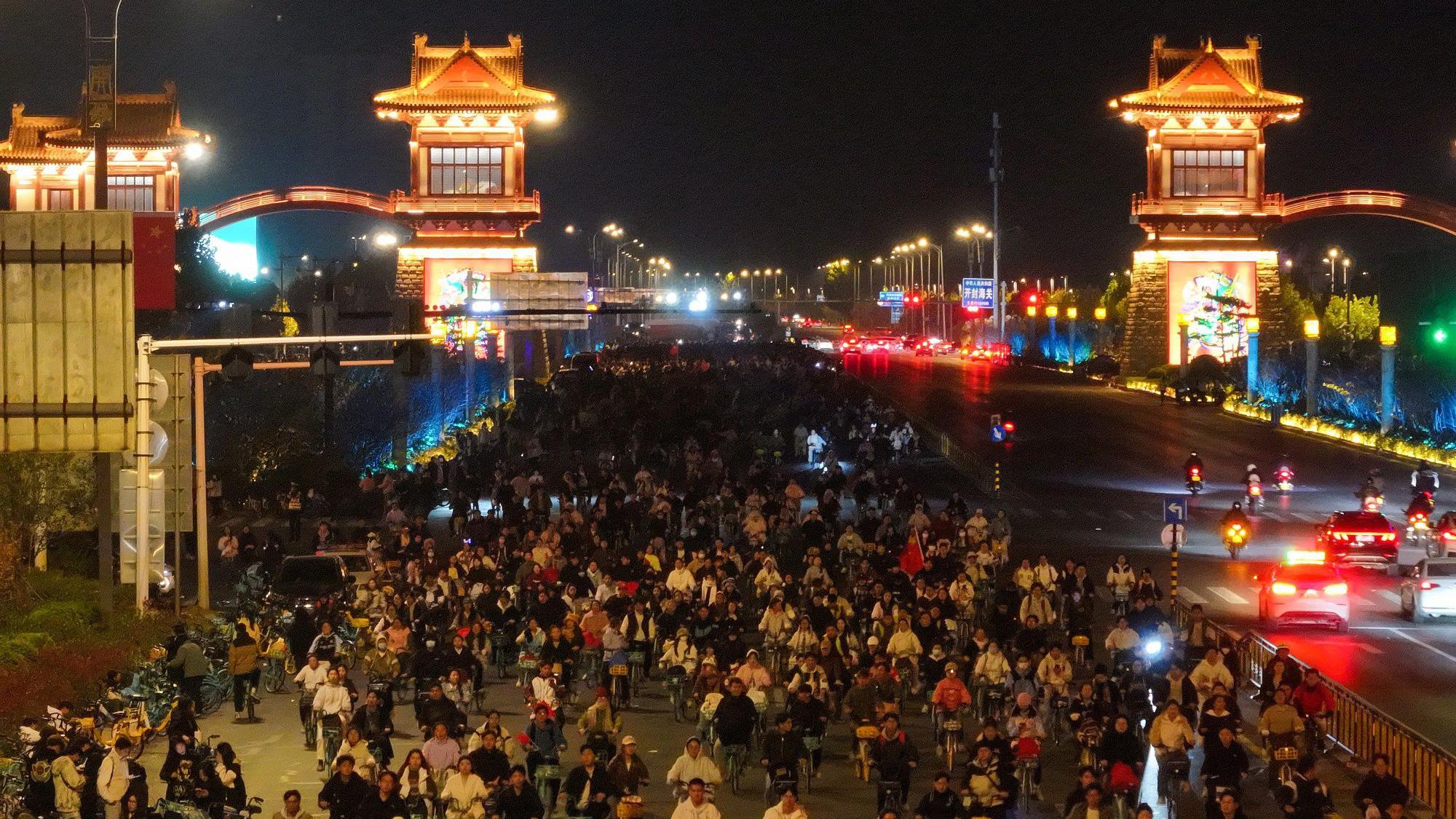 College students from Zhengzhou cycle to Kaifeng, 50 km away, at night on November 9, 2024 in Kaifeng, Henan Province of China.