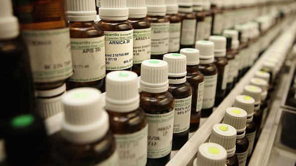 Prateleira com remédios homeopaticos