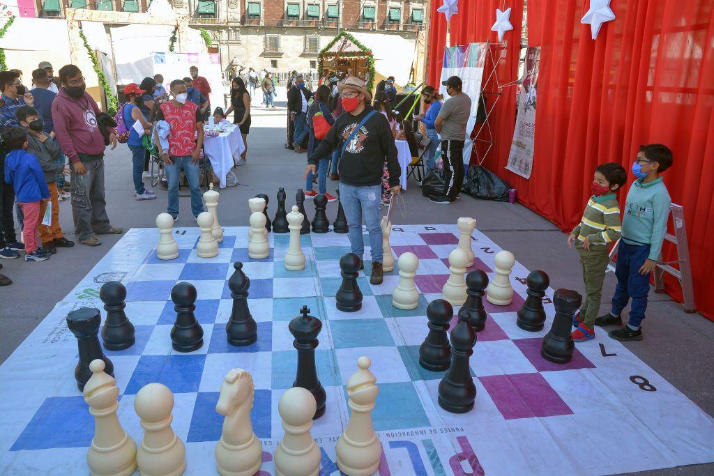 Niños jugando a un ajedrez gigante en México.