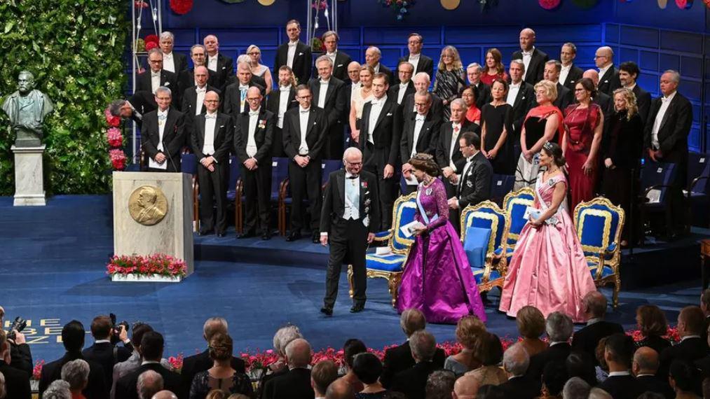 ملك السويد يسلم الجوائز في حفل ستوكهولم عام 2022