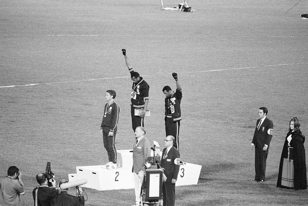 Tommie Smith e John Carlos no pódio com punhos levantados 