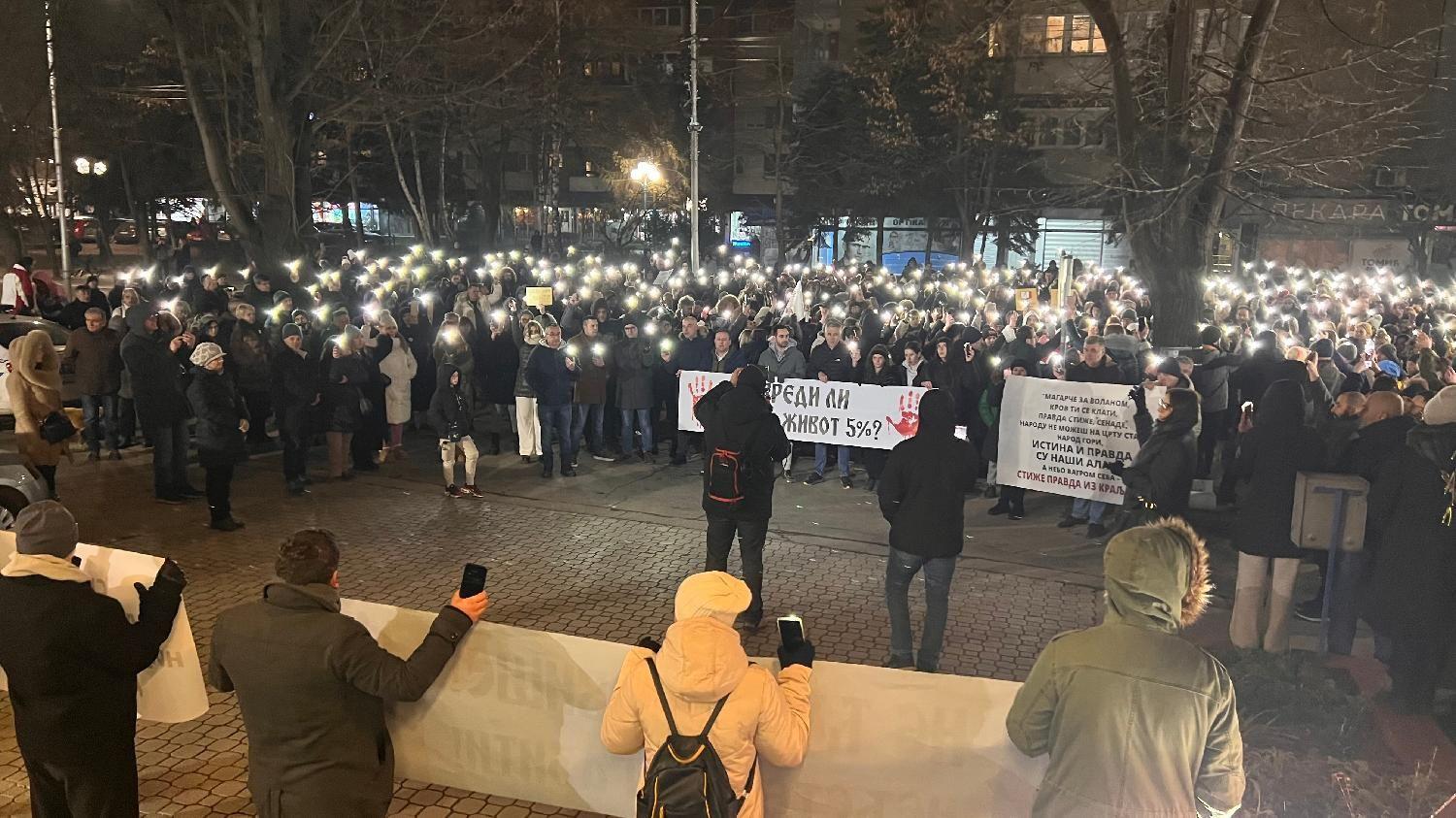 Demonstranti sa protestnim plakatima u rukama 