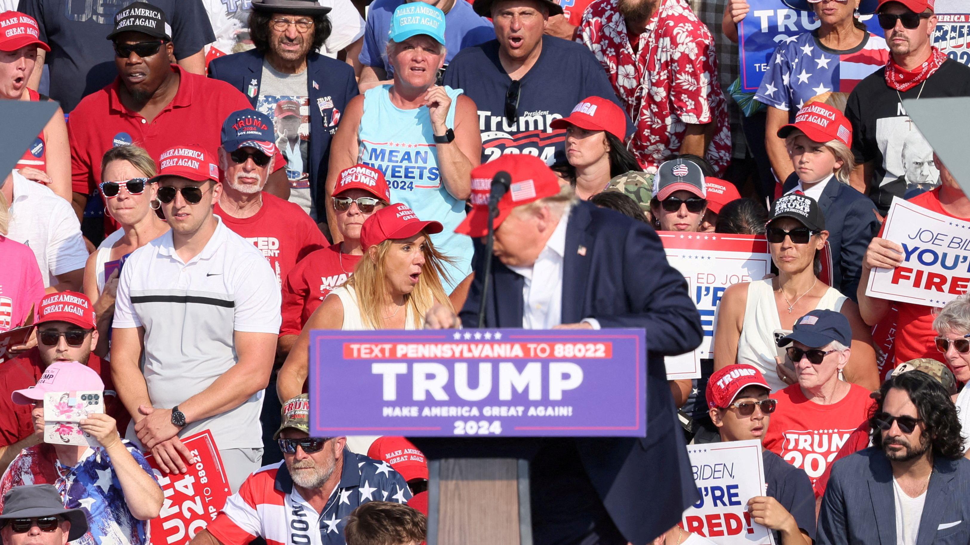 Momento em que multidão e Trump ouvem os tiros 