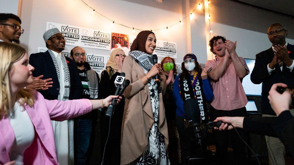 أسماء محمد (في الوسط)، الناشطة في منظمة Uncommited Minnesota، تخاطب وسائل الإعلام خلال حفل مراقبة خلال الانتخابات التمهيدية الرئاسية في مينيابوليس، مينيسوتا