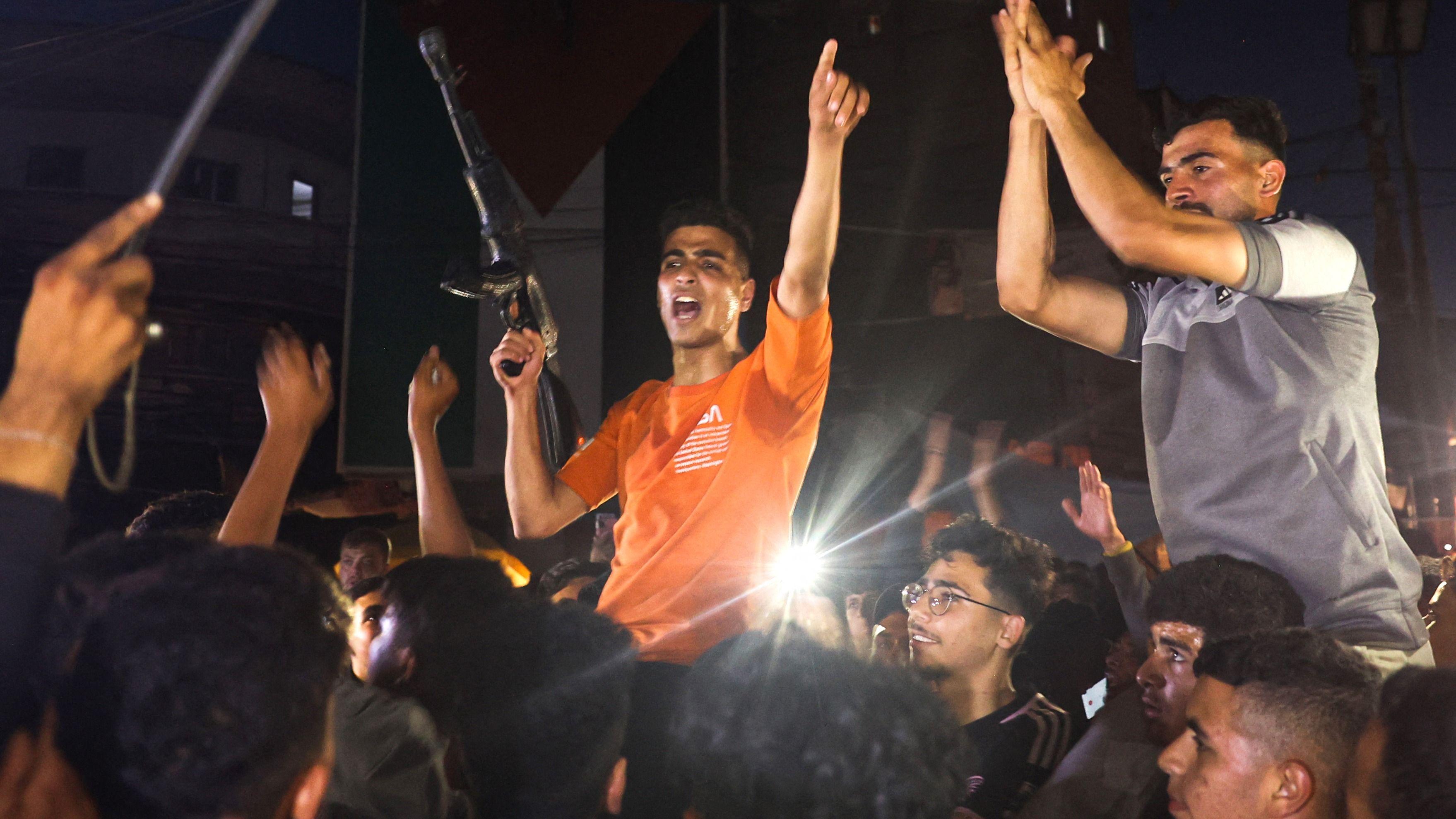 Palestinos celebrando en Rafah el anuncio de un posible cese el fuego.