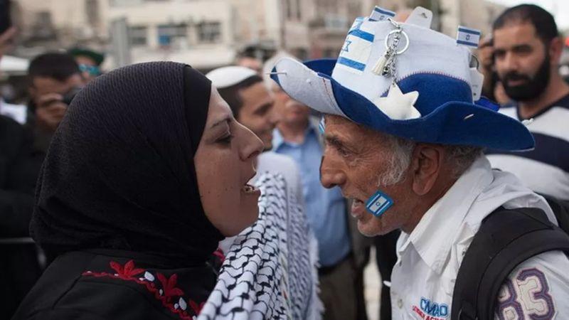 Orang Palestina berargumen dengan orang Israel