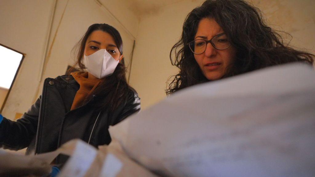 서류를 살피는 두 여성들