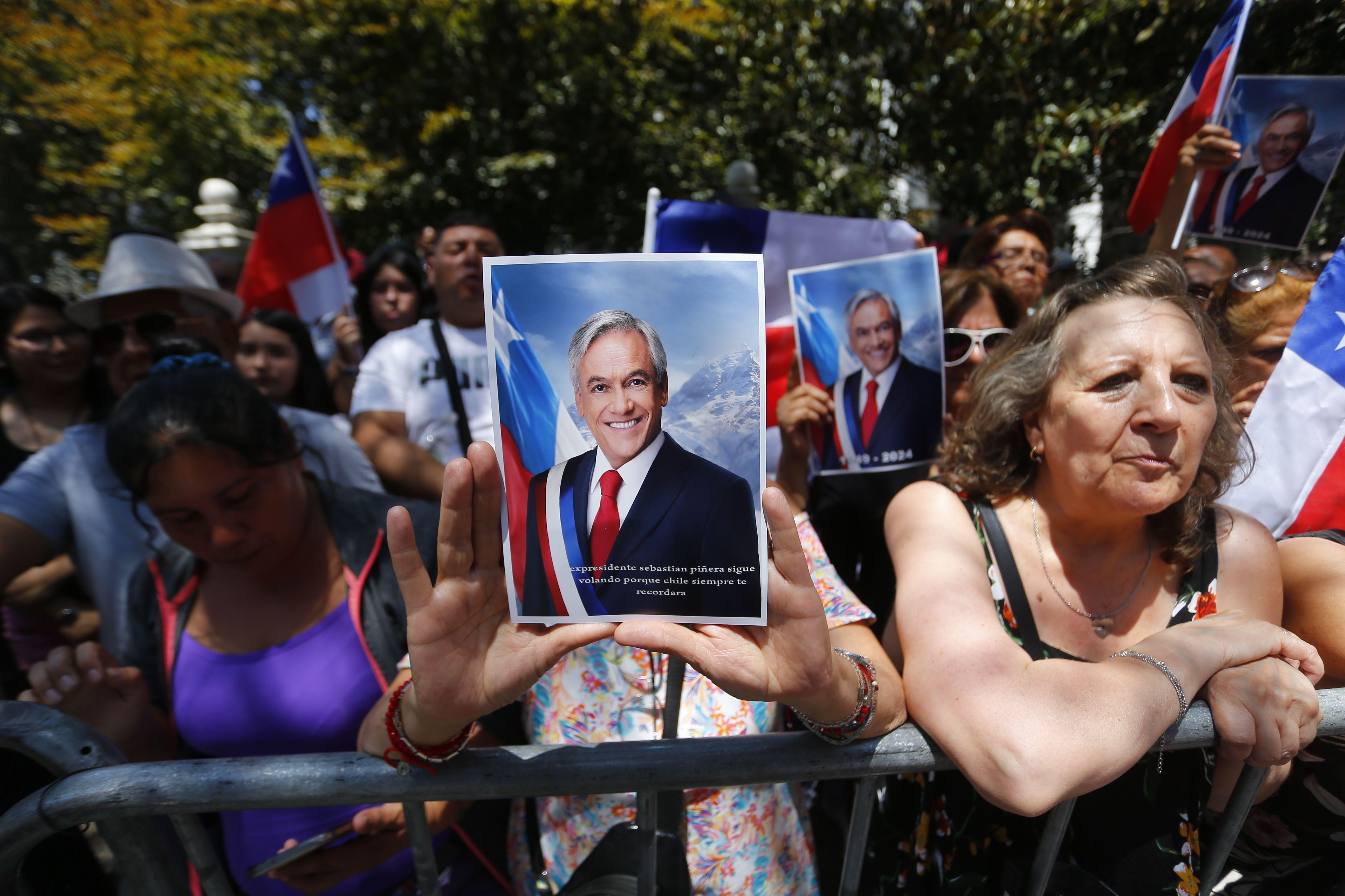 Personas se agolpan para rendir tributo a Sebastián Piñera