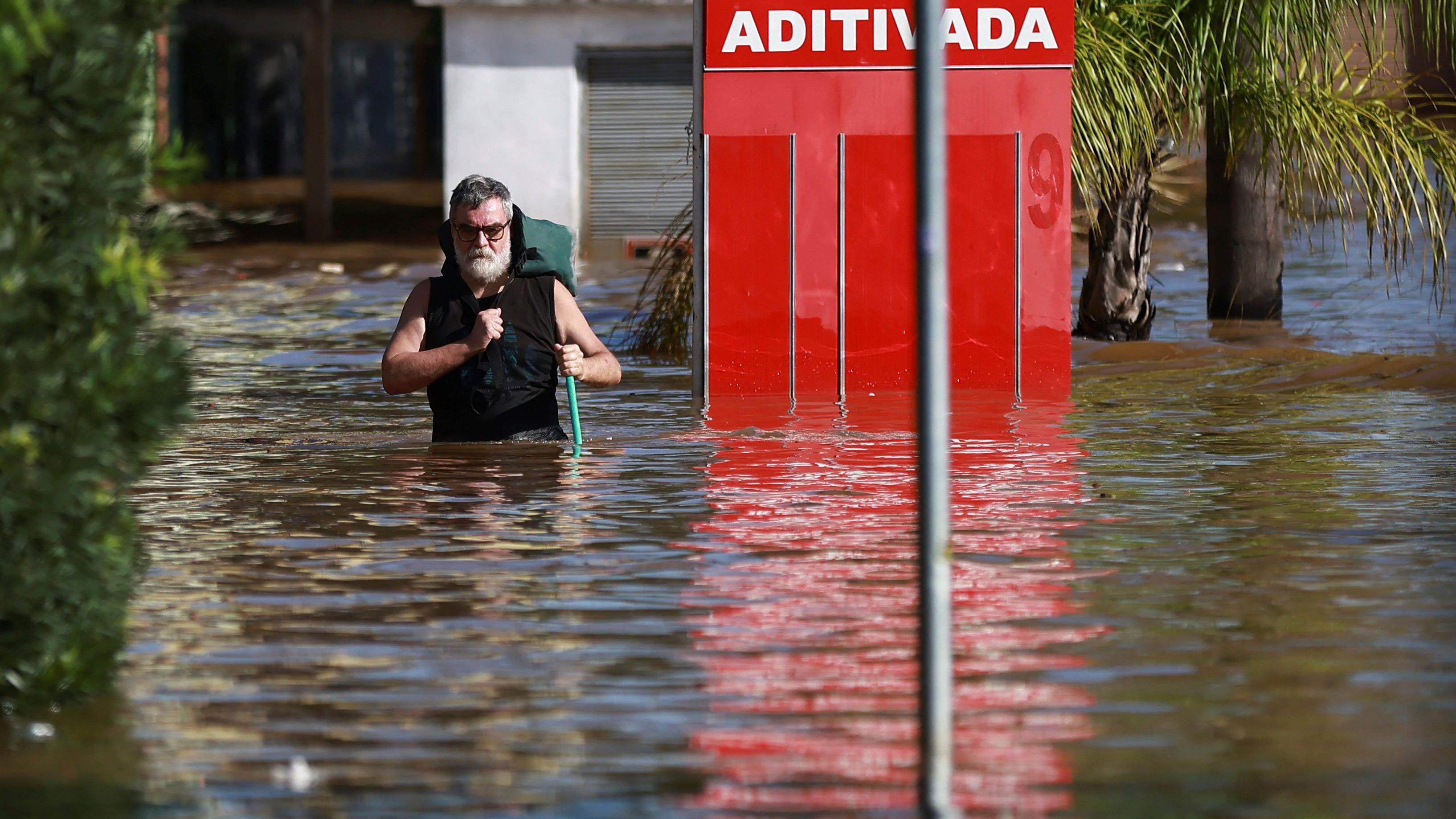 homem andando na água