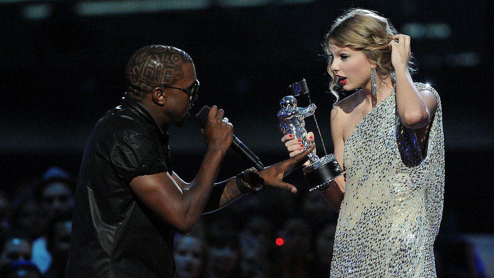 Taylor Swift e Kanye West no momento em que o cantor invadiu o palcop no MTV Awards de 2009