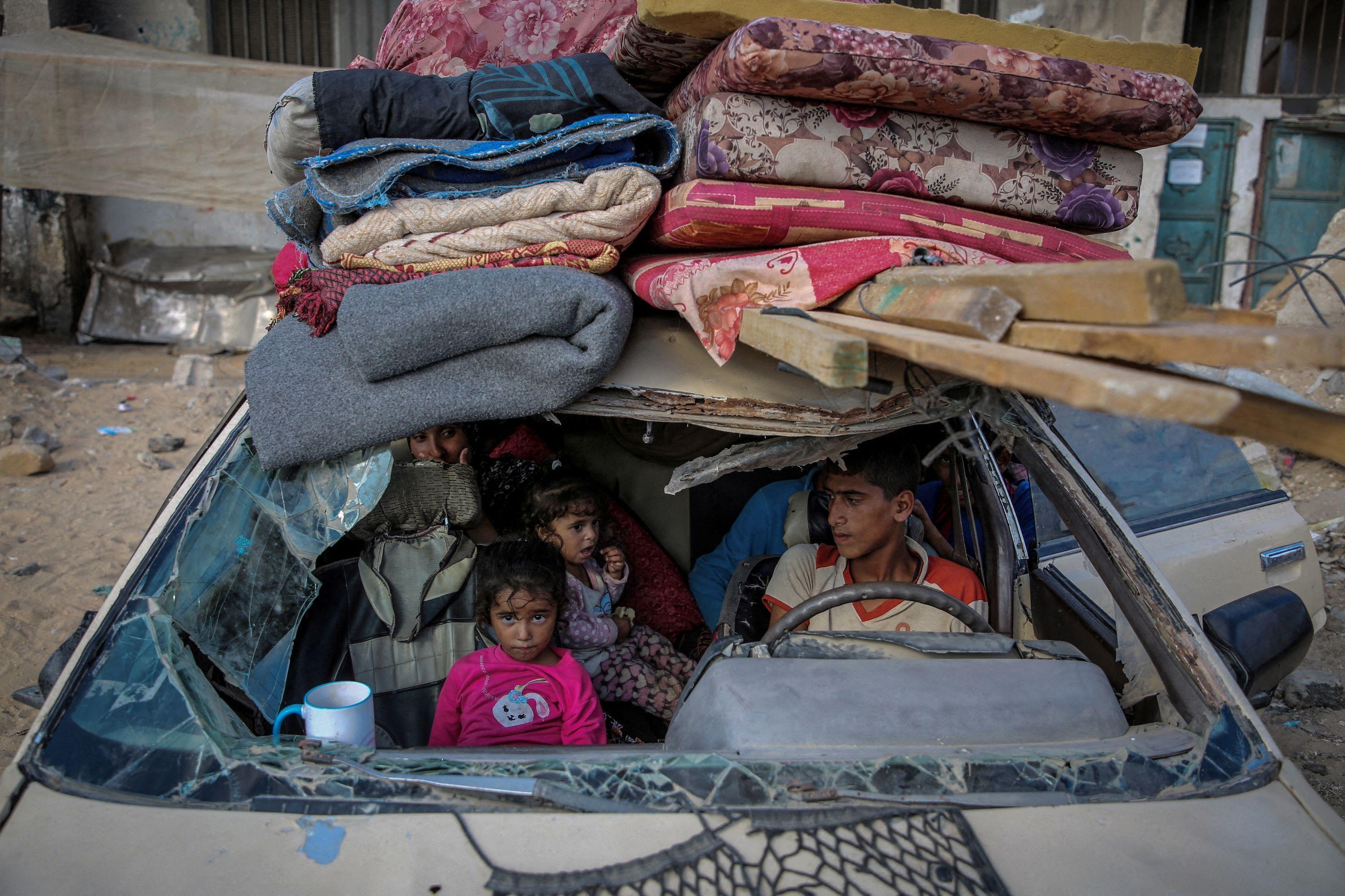 Raseljeni Palestinci u oštećenom automobilu kojim pokušavaju da pobegnu iz grada Kan Junisa u južnom delu Pojasa Gaze, 7. oktobar 2024. 