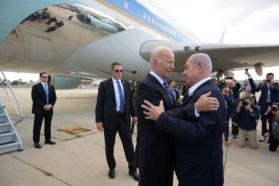 Joe Biden, presidente de EE.UU. en un abrazo con Benjamin Netanyahu 
