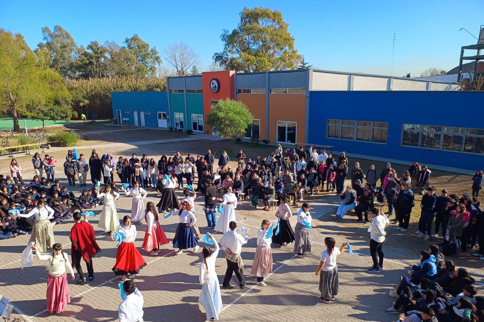 Crianças em evento no pátio da escola María de Guadalupe