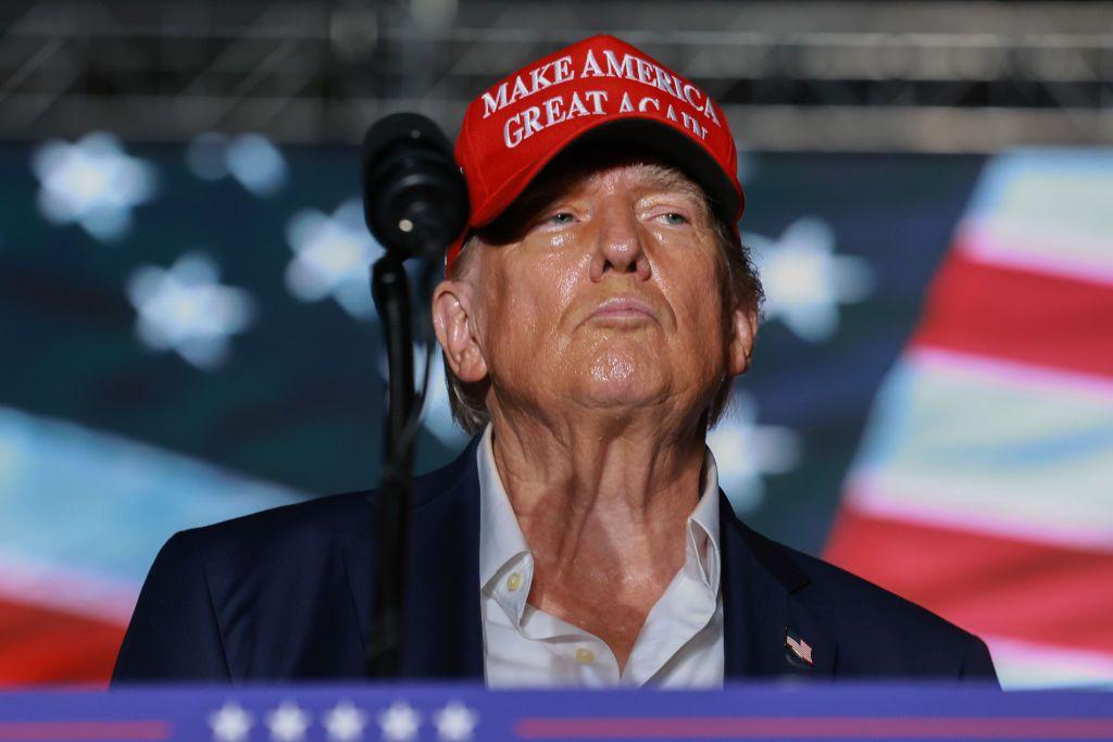 Donald Trump con su gorra de "Hagamos América grande otra vez"