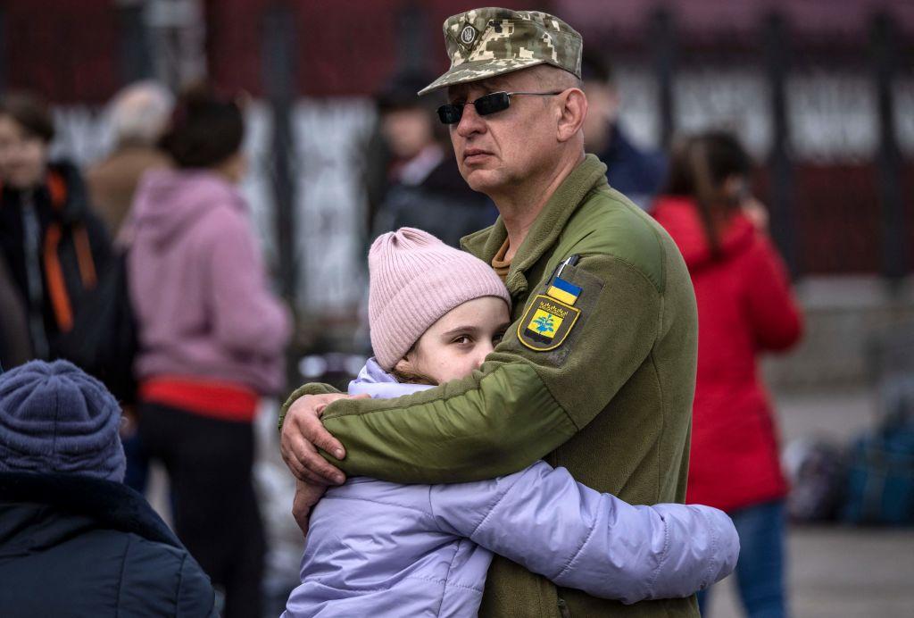 Un padre y una hija despidiéndose en Ucrania.