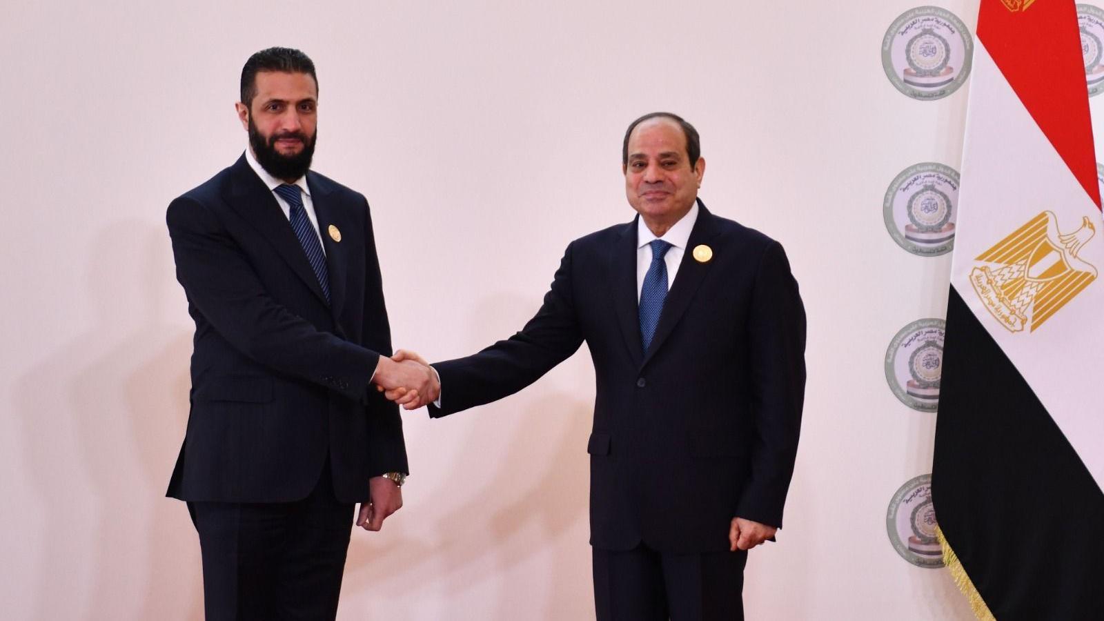 الرئيس المصري عبد الفتاح السيسي (يمين) ورئيس المرحلة الانتقالية في سوريا أحمد الشرع (يسار)