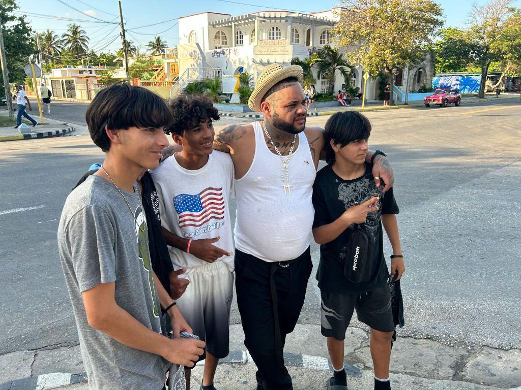 El Taiger con un grupo de seguidores en Varadero (Cuba) el pasado abril.