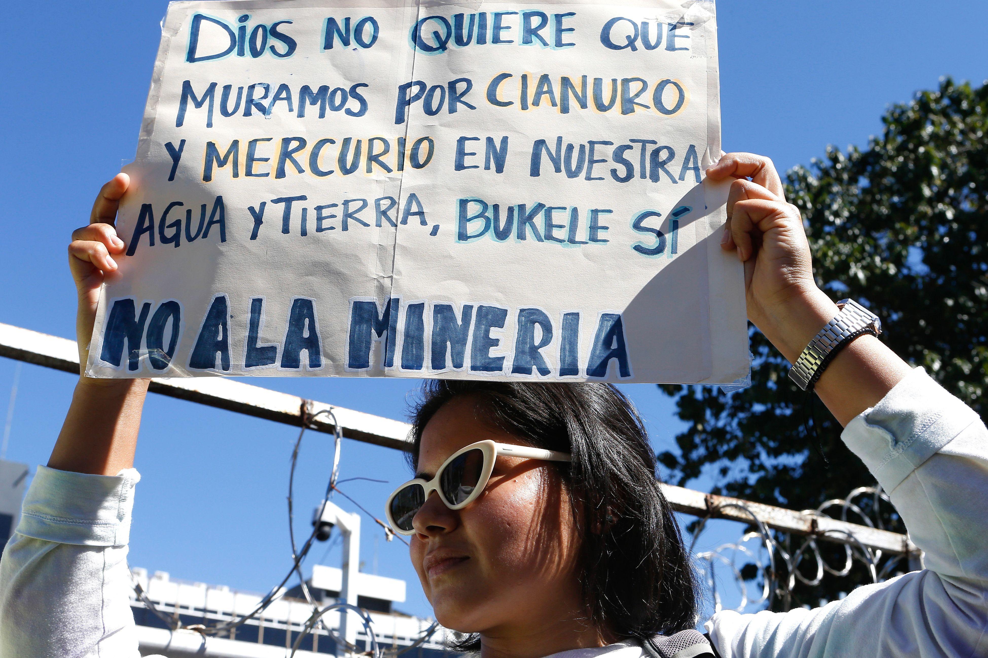 Una mujer sostiene un cartel durante una manifestación contra la intención del presidente Nayib Bukele de reactivar la minería metálica frente a la Asamblea Legislativa en San Salvador, El Salvador, el 10 de diciembre de 2024. Foto: JAVIER APARICIO/EPA-EFE/REX/Shutterstock 