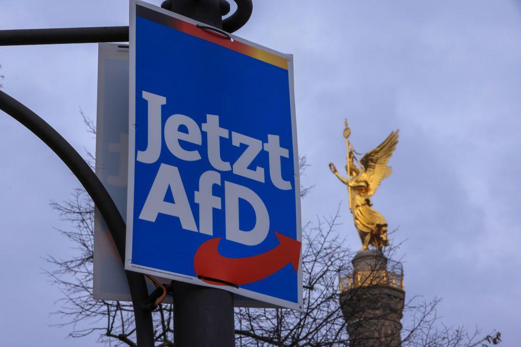 Un cartel de AdF en un poste de cerca de la Victoria Alada de Berlin.