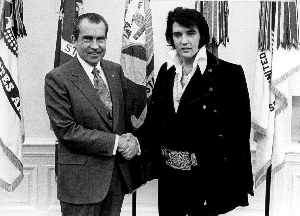 El presidente Richard Nixon se da la mano con Elvis Presley en la Oficina Oval de la Casa Blanca, 1970