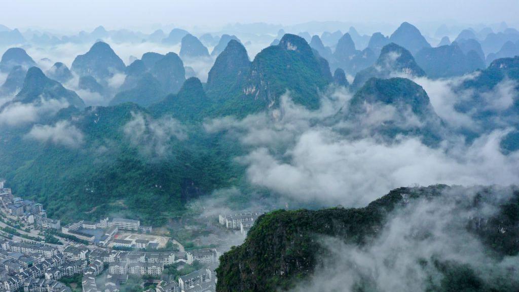 Los famosos altos de piedra caliza de Guangxi cubiertos de niebla